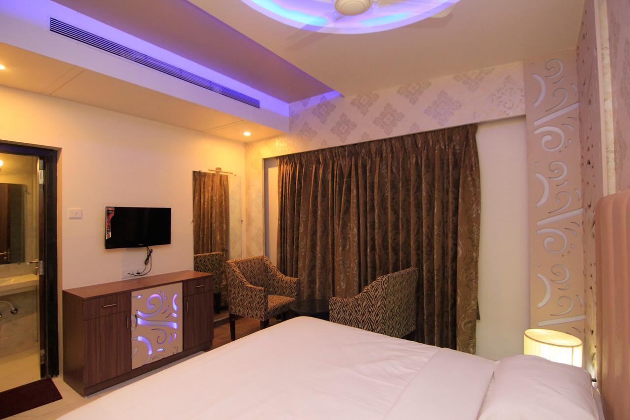 Hotel Sai Dharam Palace Shirdi Dış mekan fotoğraf