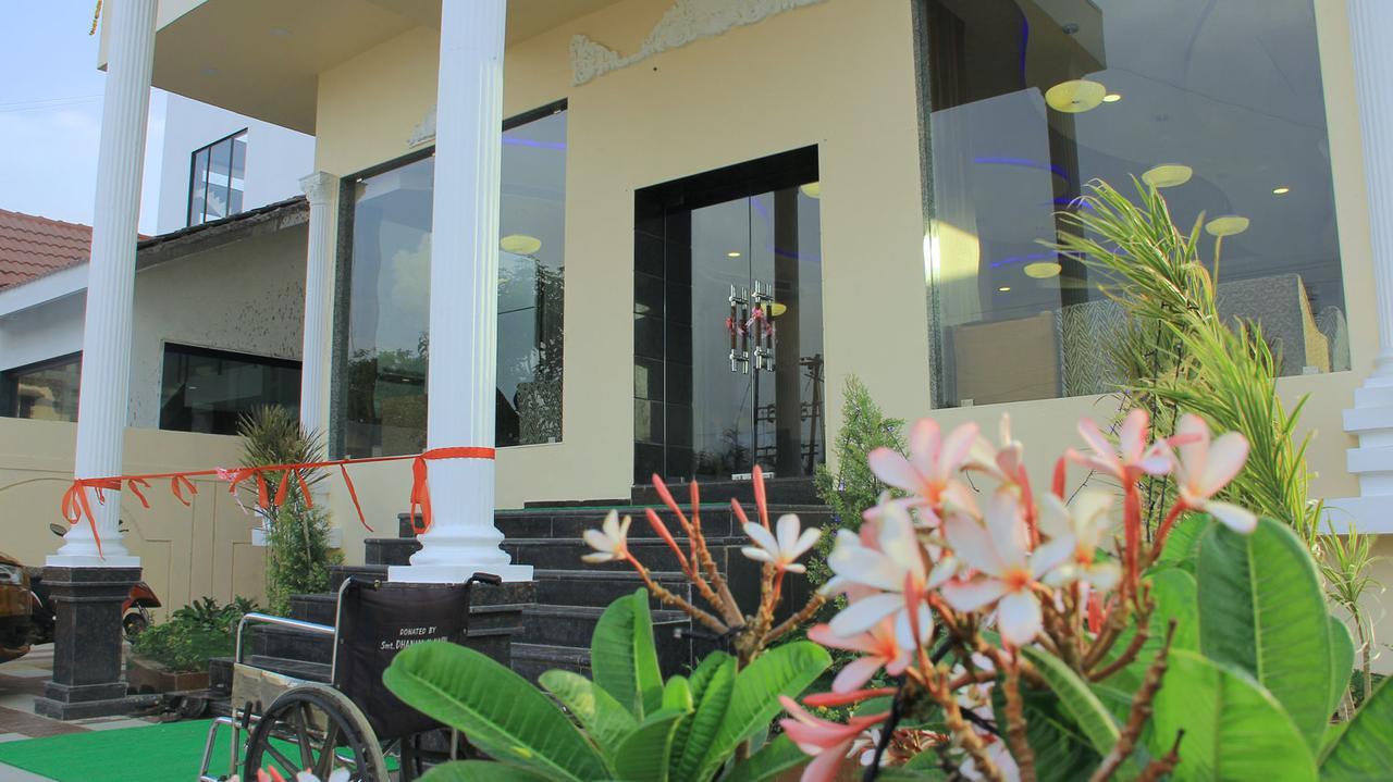 Hotel Sai Dharam Palace Shirdi Dış mekan fotoğraf