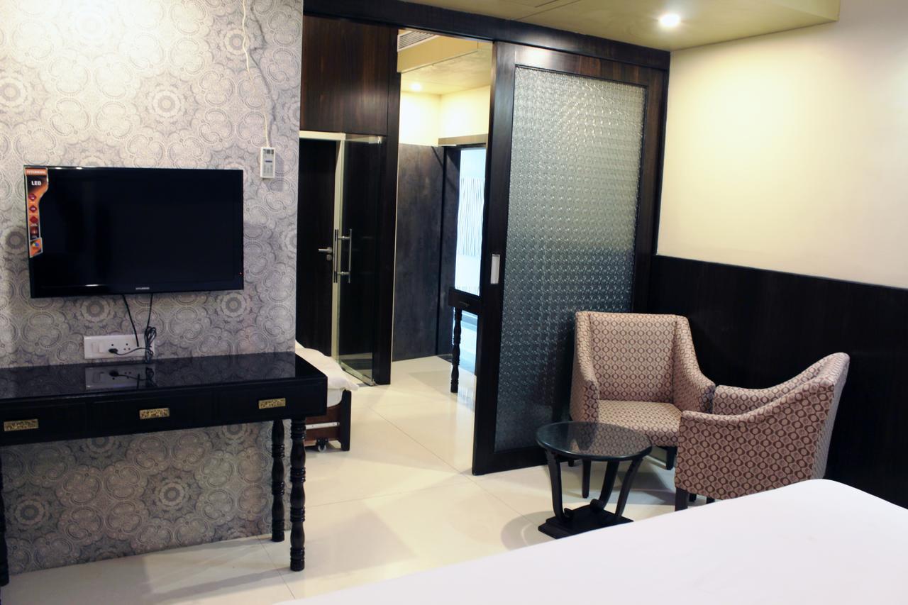 Hotel Sai Dharam Palace Shirdi Dış mekan fotoğraf
