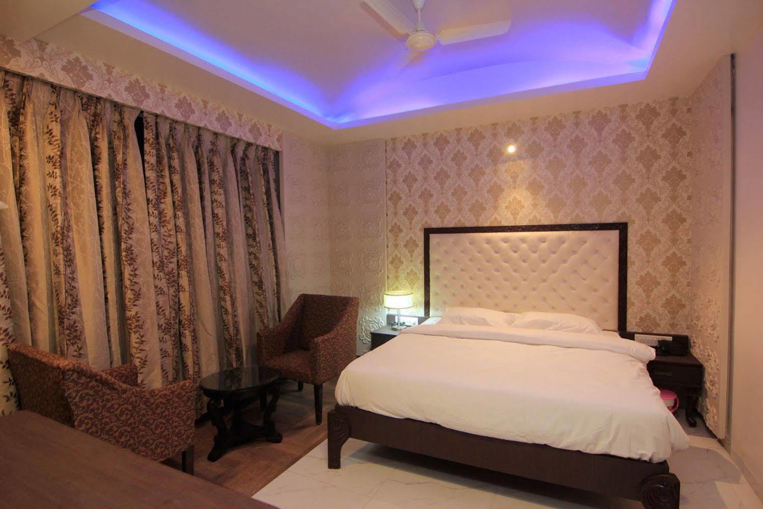 Hotel Sai Dharam Palace Shirdi Dış mekan fotoğraf